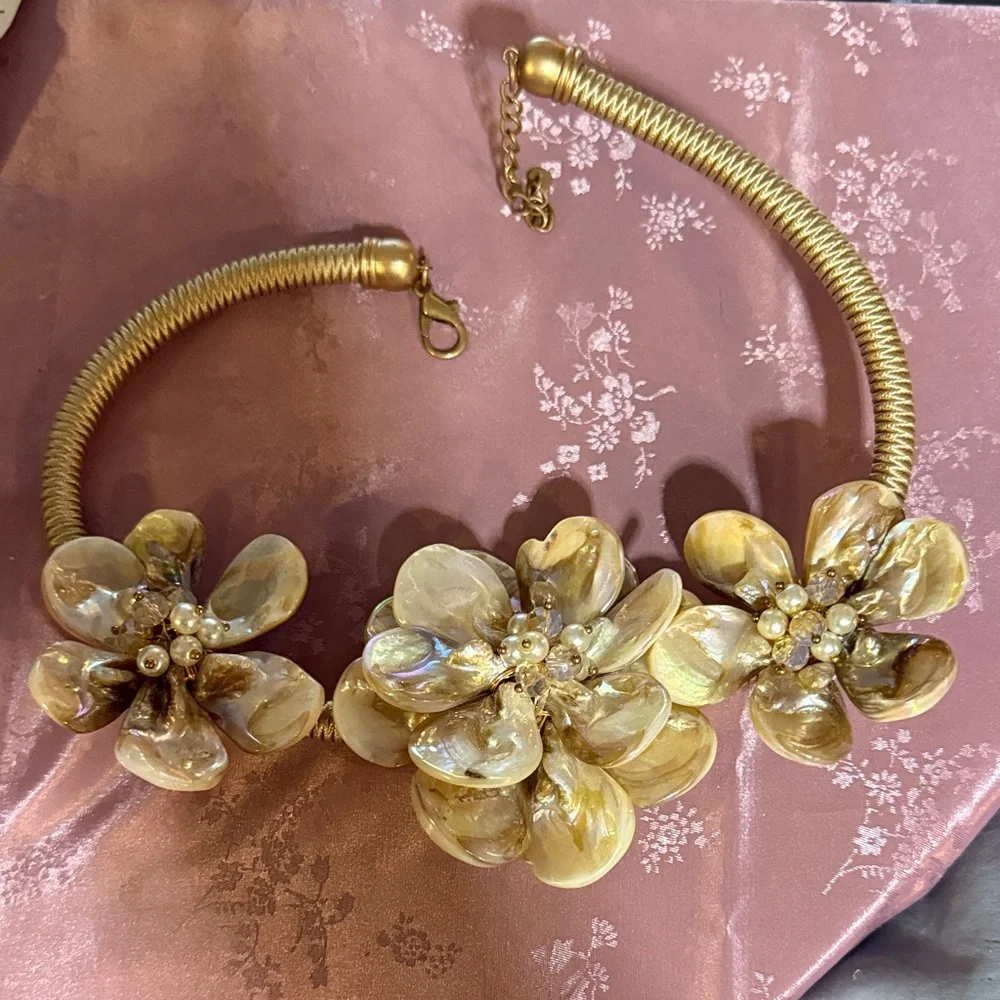 Elegant Gold Floral mother-of-pearl Necklace - Picture 1 of 2
